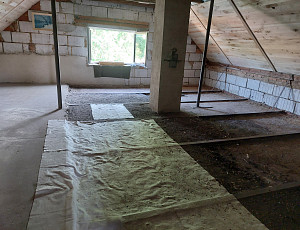 Zateplení stropu rodinného domu pomocí foukané izolace